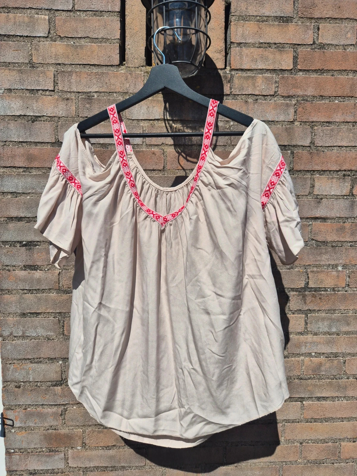 Beige top met borduursel en open schouders – maat XL